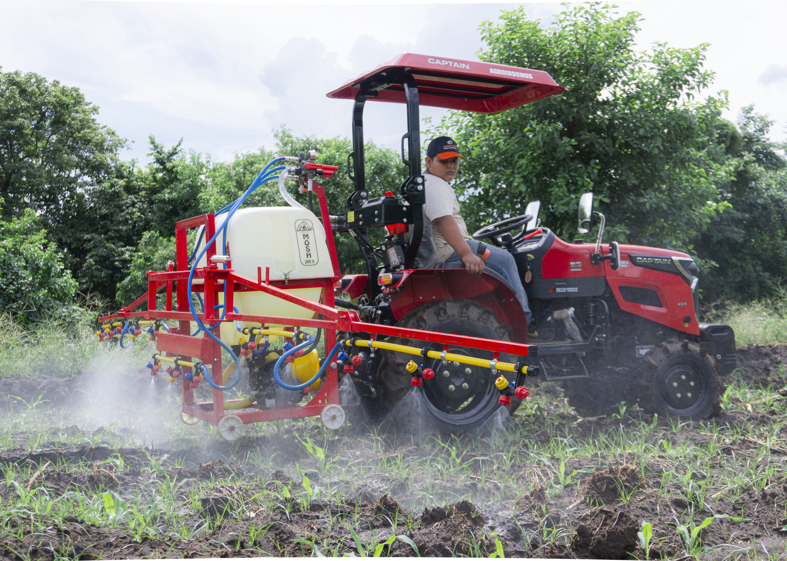 Tractor Captain 283 Narrow pulverizando la tierra